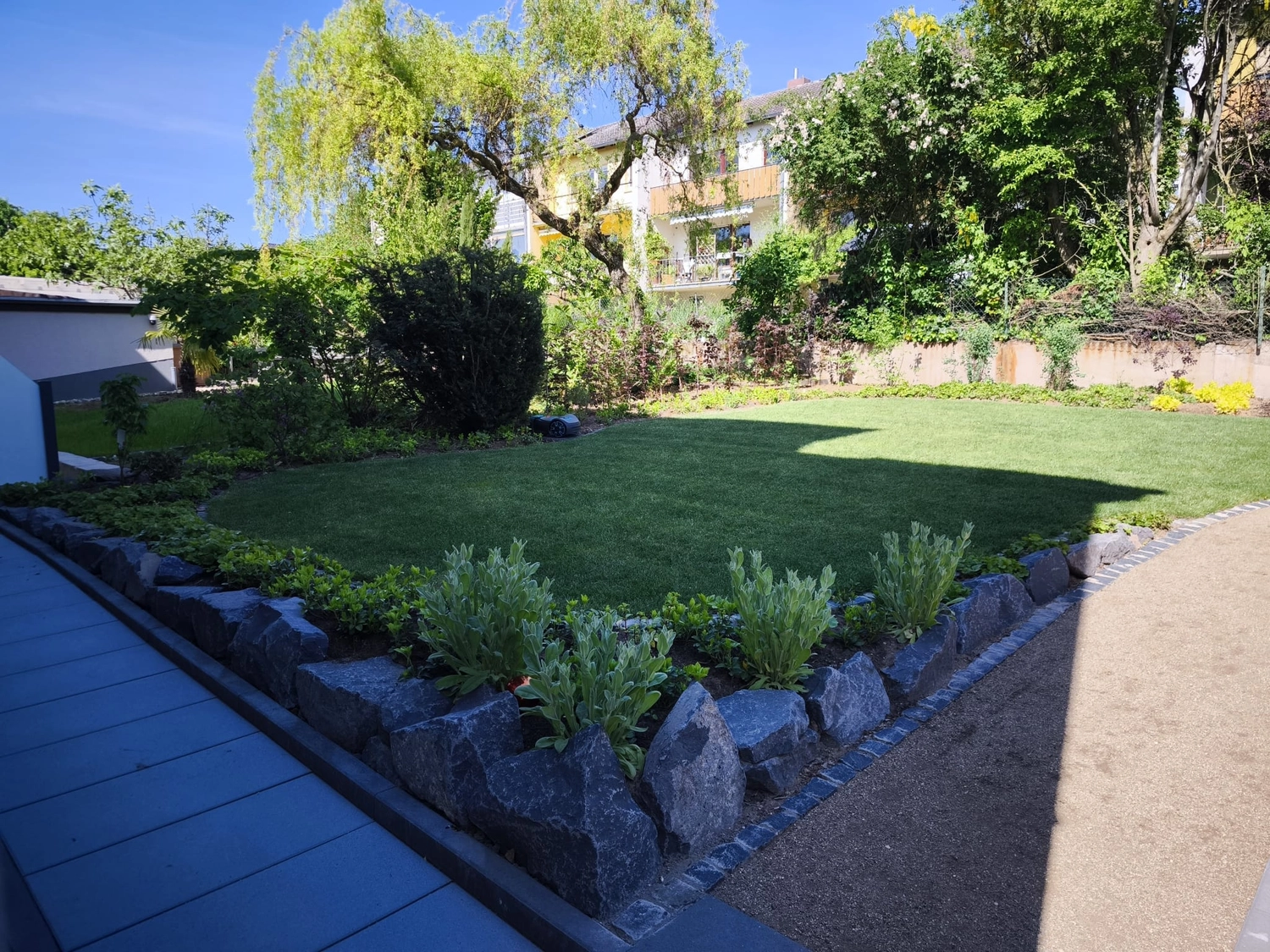 Zois Gartengestaltung - Bepflanzung & Rollrasen